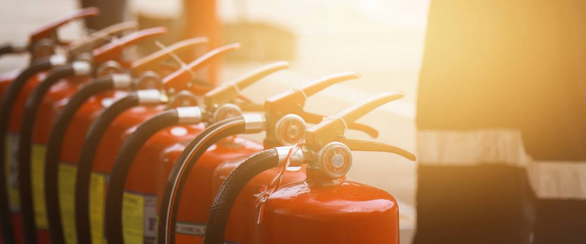 Reihe von Feuerlöschern für praktische Übungen bei einer Brandschutzhelfer Ausbildung
