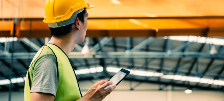 Sicherheitsbeauftragter Schulung Sib mit Helm und Tablet